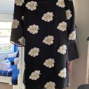 Mestiza size M. Can be worn on/off the shoulder. Flowers are sequin beads.